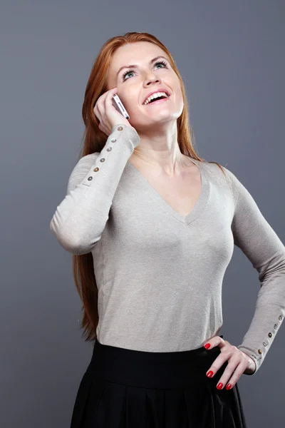 Жінка говорить на мобільному телефоні — стокове фото