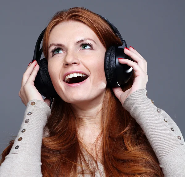 Kvinnan lyssnar på musik — Stockfoto