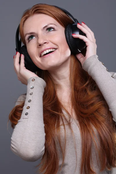 Vrouw die naar muziek luistert — Stockfoto