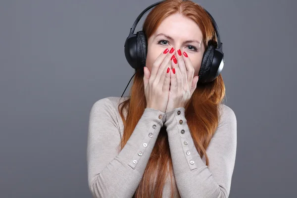 Молодая женщина слушает музыку — стоковое фото