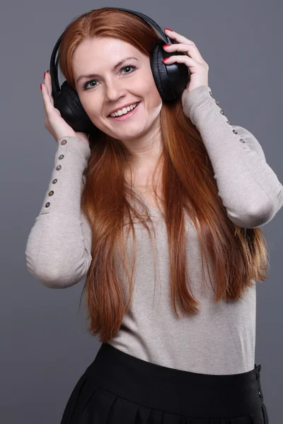 Mladá žena poslouchající hudbu — Stock fotografie