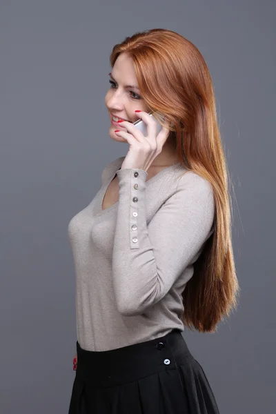 Onnellinen nainen soittaa puhelimitse — kuvapankkivalokuva