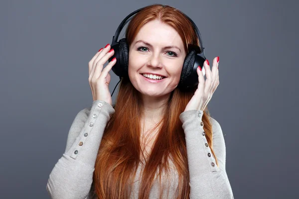 Kvinnan lyssnar på musik — Stockfoto