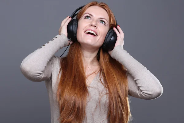 Young woman listening to music — Stock Photo, Image