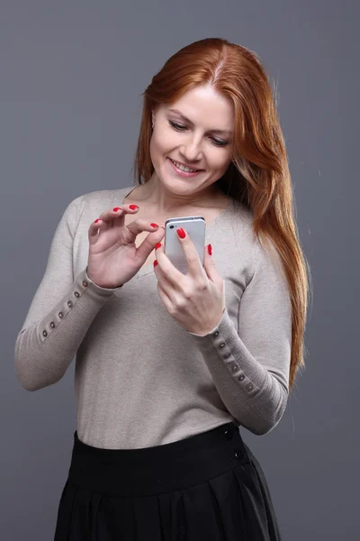 Mensajería de texto femenina joven en el teléfono celular — Foto de Stock