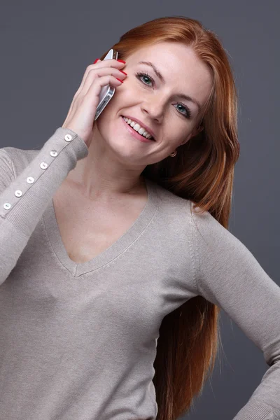 Szczęśliwa kobieta kontakt telefoniczny — Zdjęcie stockowe