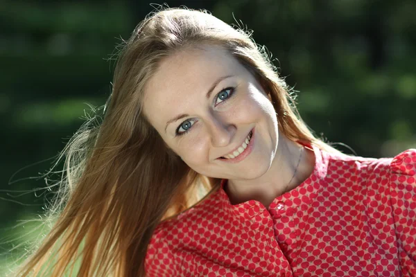 Beautiful young girl smiling — Stock Photo, Image