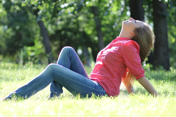 暑期公园里的年轻女子 — 图库照片