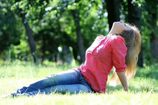Fiatal nő a nyári parkban — Stock Fotó