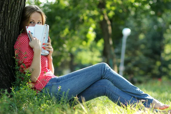 Mujer leyendo revista —  Fotos de Stock