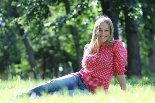 Молодая женщина в летнем парке — стоковое фото