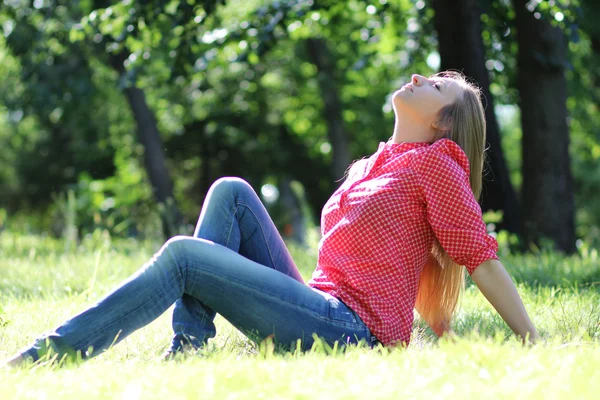 Young woman in summer park — Stock Photo, Image
