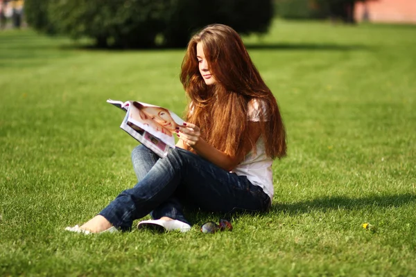 Beautiful woman reading magazine — Stock Photo, Image
