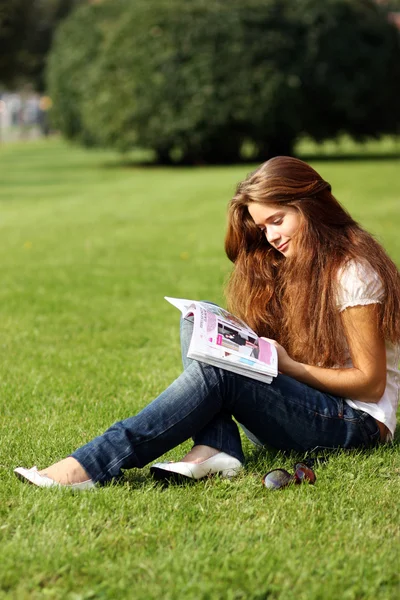 Beautiful woman reading magazine — Stock Photo, Image