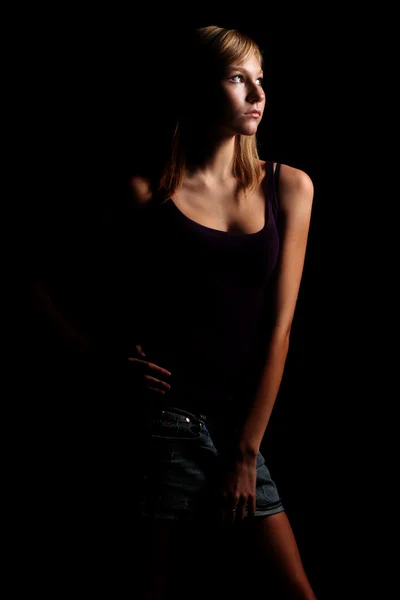 Donna bionda isolata su sfondo nero — Foto Stock