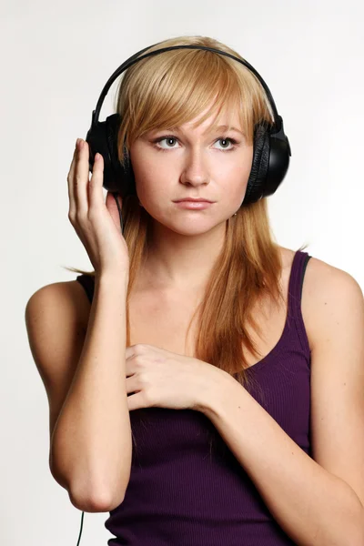 Müzik dinleyen kız — Stok fotoğraf