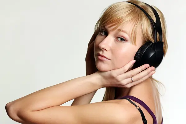 Ragazza ascoltare musica — Foto Stock