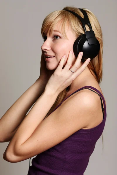 Dziewczyna słuchająca muzyki — Zdjęcie stockowe