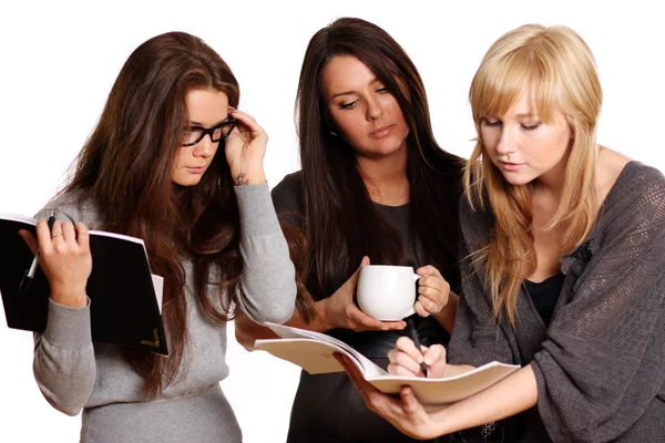 Три дівчини вивчають документи — стокове фото
