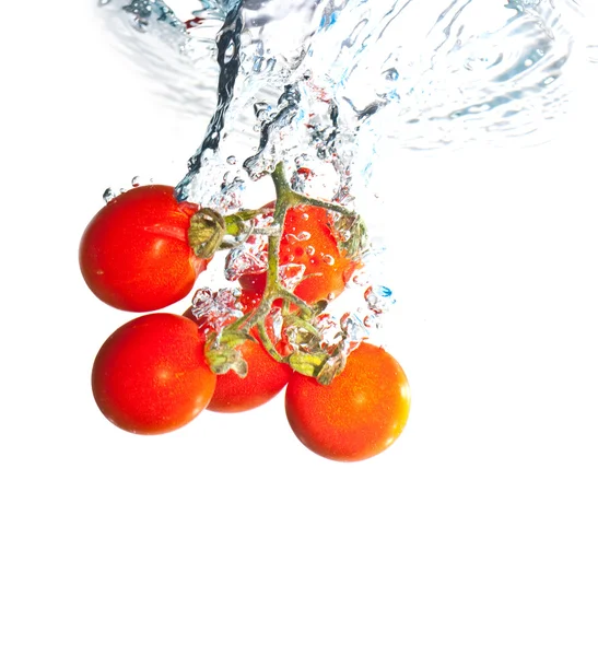 Rote Tomaten unter Wasser Stockbild