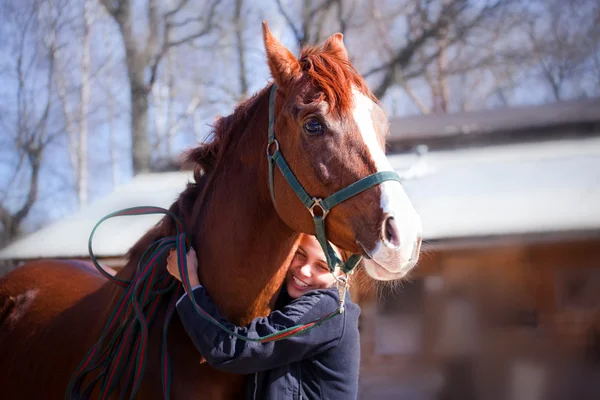 Ragazza felice con cavallo — Foto Stock
