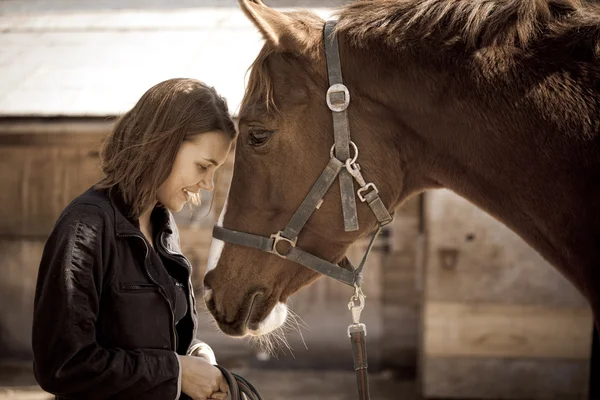 Junge Frau mit Pferd — Stockfoto