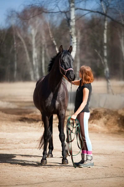 Jeune femme avec cheval — Photo