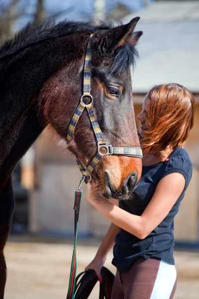 Счастливая девушка с лошадью — стоковое фото