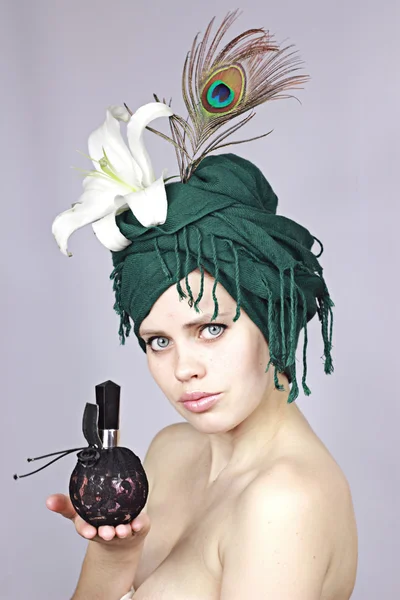 Girl and perfume — Stock Photo, Image