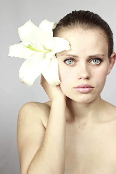Girl holding a flower — Stock Photo, Image