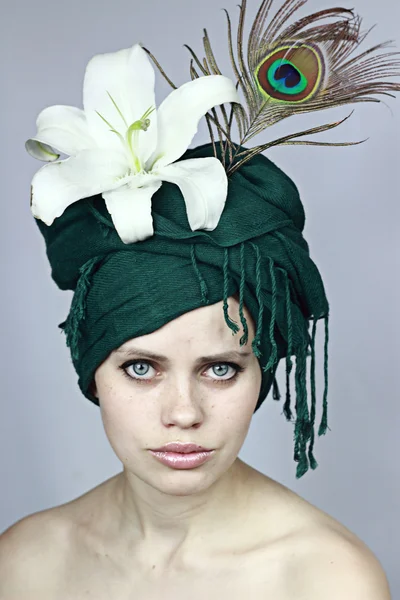 Dívka v zelenou čelenku — Stock fotografie