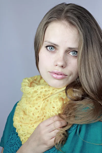 Девушка в жёлтом шарфе — стоковое фото