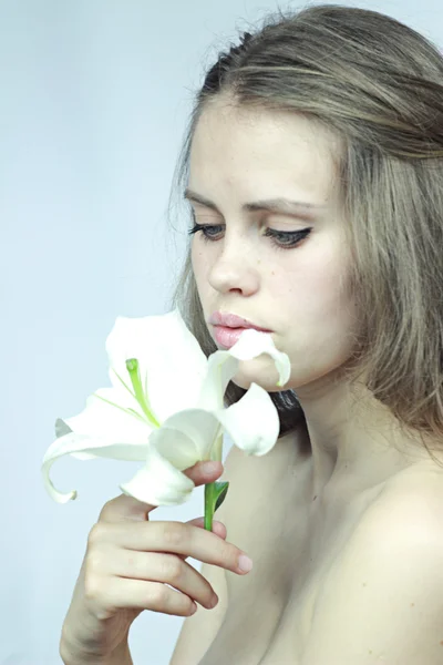 Девушка смотрит на лилию — стоковое фото
