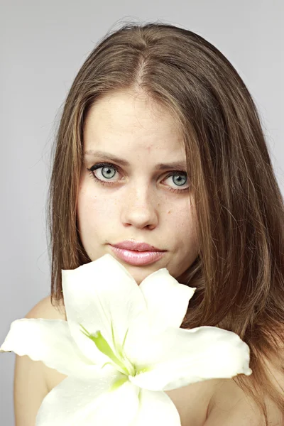 Girl shows a lily — Stock Photo, Image