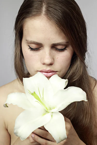 Девочка пахнет лилией — стоковое фото