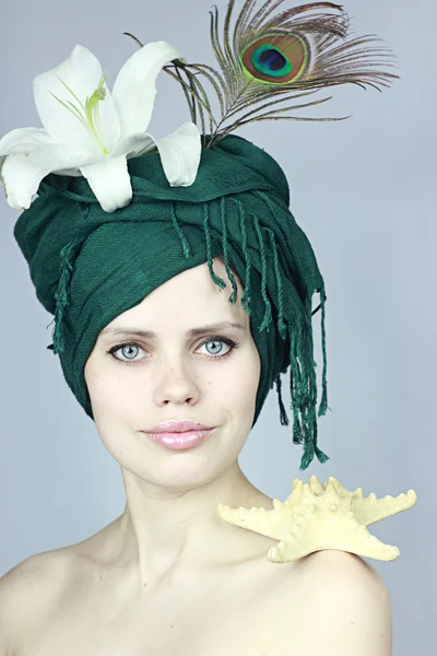 Girl with a starfish — Stock Photo, Image