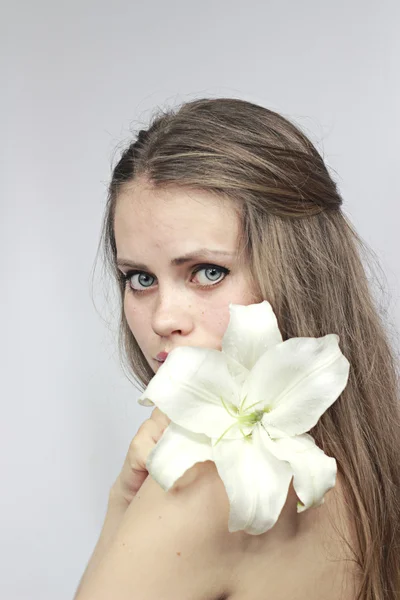 Lily on a gentle shoulder at the girl — Stock Photo, Image