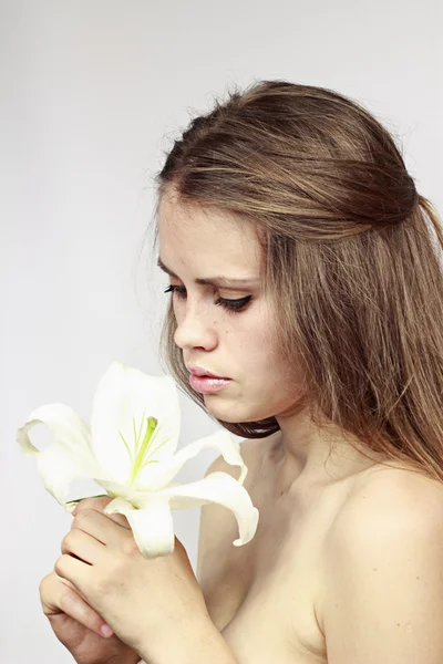 Modelo menina com um lírio branco — Fotografia de Stock