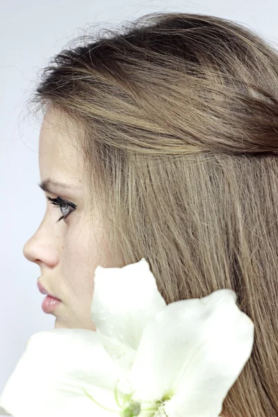 Profil des Mädchens mit der Lilie — Stockfoto