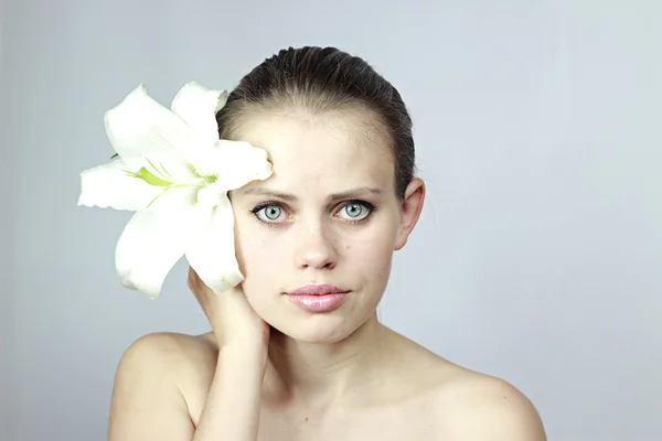 Mädchen mit der großen weißen Lilie lizenzfreie Stockfotos