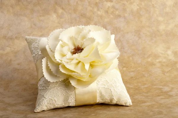 Almohada blanca para anillos de boda —  Fotos de Stock