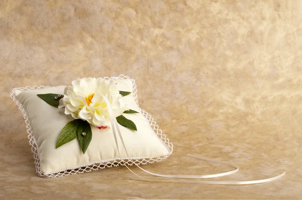 White pillow for wedding rings — Stock Photo, Image