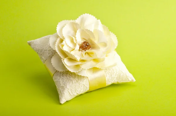 결혼 반지에 대 한 화이트 베개 — 스톡 사진