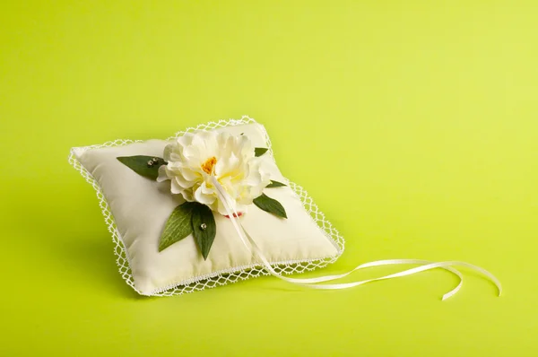 Almohada blanca para anillos de boda — Foto de Stock