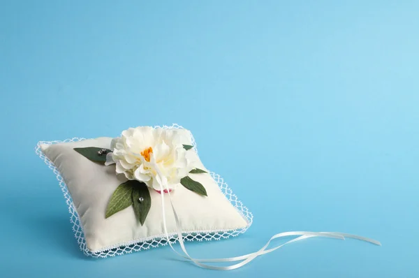 Białą poduszkę na obrączki — Zdjęcie stockowe