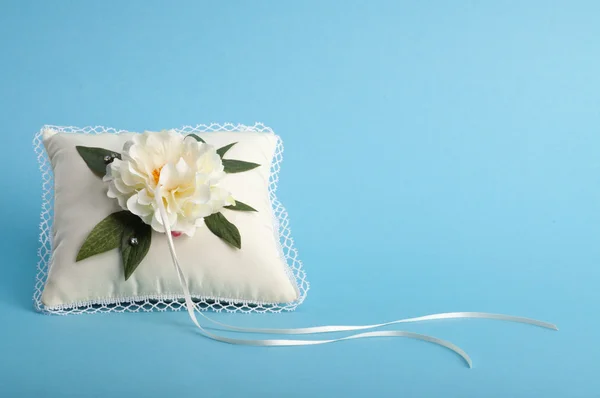 Travesseiro branco para anéis de casamento — Fotografia de Stock