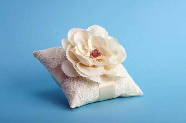 Белая подушка для обручальных колец — стоковое фото