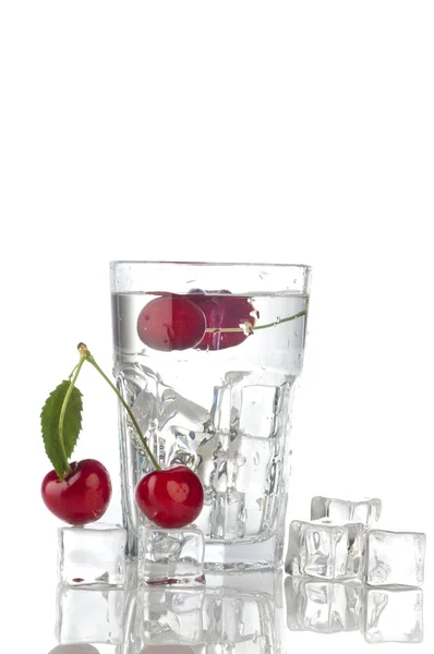 Esguichando água em vidro — Fotografia de Stock
