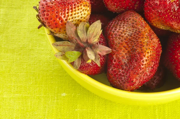 Čerstvé červené jahody v misce — Stock fotografie