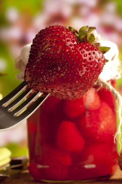 在叉架上的新鲜草莓的草莓果酱的静物 — 图库照片